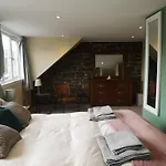 Friars Shott Cottage